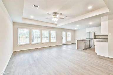 Main picture of 27 Gambrel Oak Pl