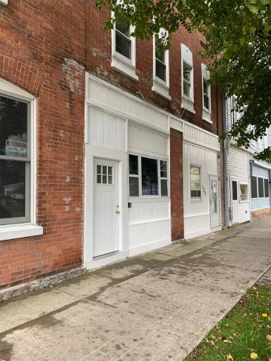 Main picture of 123 E Broadway St
