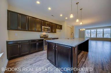 Main picture of 6539 Revere St