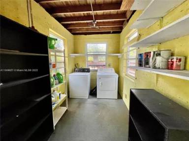 Main picture of 5842 SW 60th St
