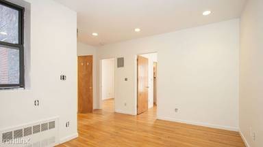 Main picture of 18 E 81st St