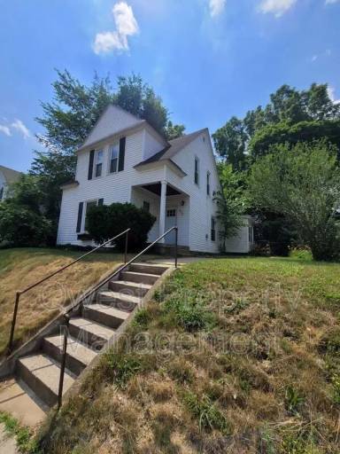 Main picture of 932 Crescent St NE