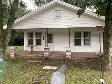 Main picture of 404 Chisholm St