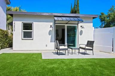 Main picture of 22809 Crespi St