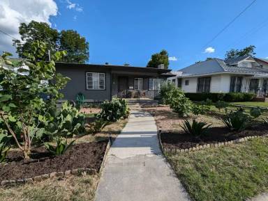 Main picture of 1230 Iowa St