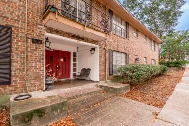 Main picture of 807 Sam Houston Ave