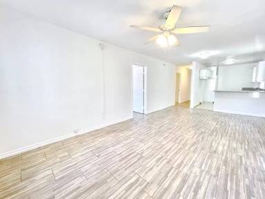 Main picture of 636 W 85th St
