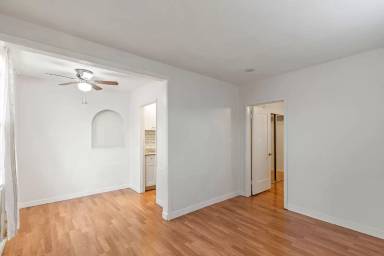 Main picture of 4025 La Salle St
