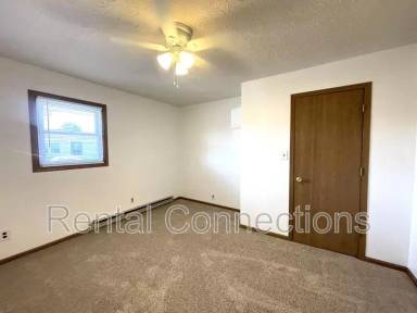 Main picture of 400 E College St