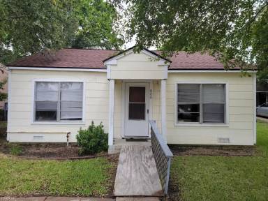 Main picture of 808 Oak St