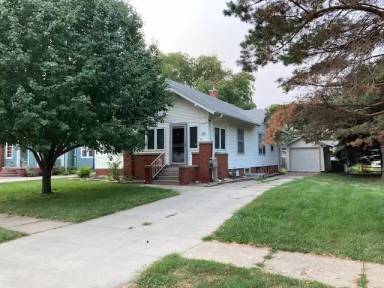 Main picture of 619 E 6th St