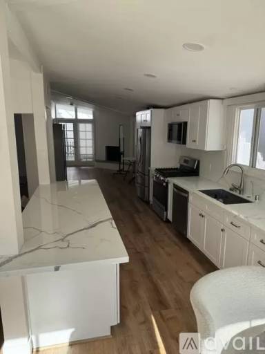 Main picture of 511 Poinsettia Ave