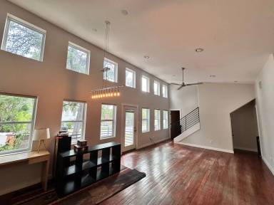 Main picture of 400 E 33rd St