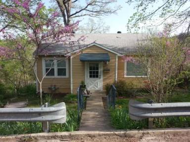 Main picture of 32 W Louise St