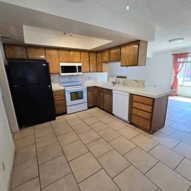 Main picture of 904 E Christmas Tree Ln