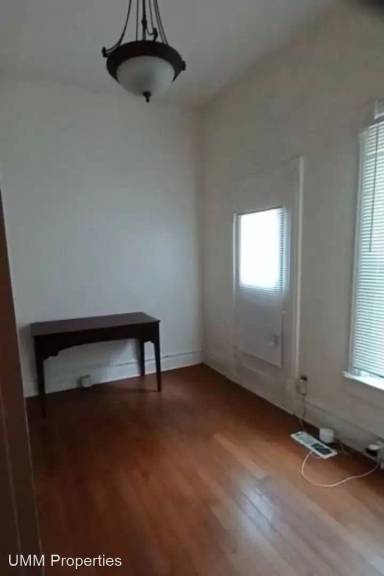 Main picture of 324 E Beldon Pl