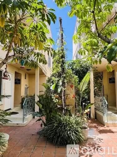 Main picture of 217 S Doheny Dr