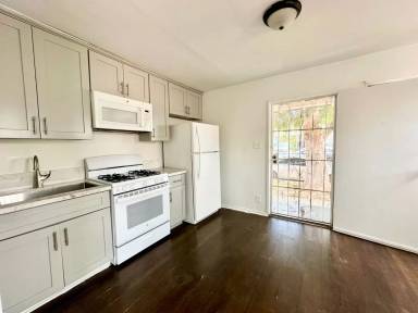 Main picture of 807 W 92nd St