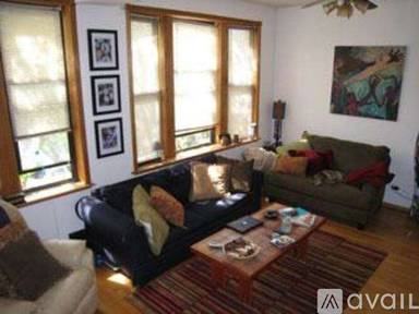 Main picture of 847 N Hoyne Ave