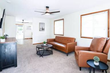 Main picture of 990 Pine Rd