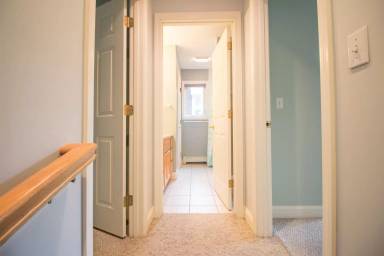 Main picture of 7 Twin Knolls Ln