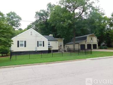 Main picture of 700 Monroe Dr