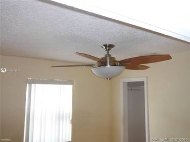 Main picture of 5040 SW 18th St