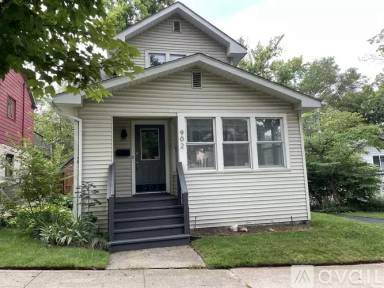 Main picture of 902 Pioneer St