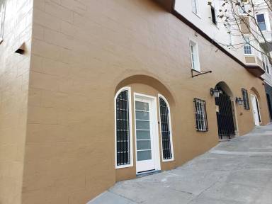 Main picture of 855 Waller St