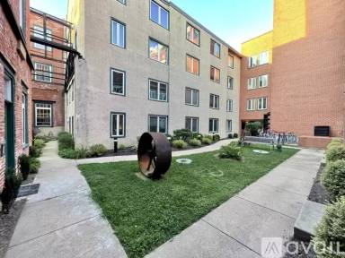 Main picture of 136 N Bread St