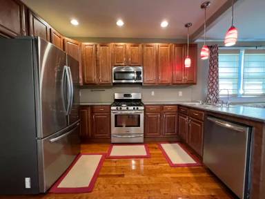 Main picture of 630 W 40th St