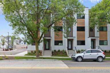 Main picture of 810 Fulton St W