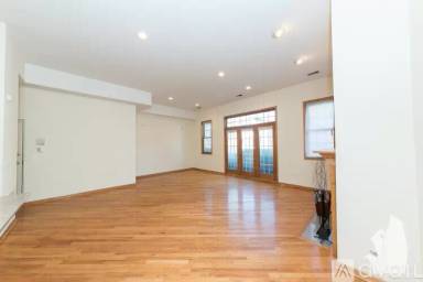 Main picture of 2539 N Southport Ave