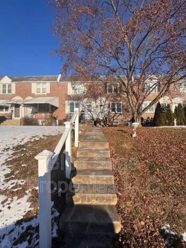 Main picture of 239 Pine St