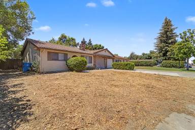 Main picture of 2920 Commercial Dr