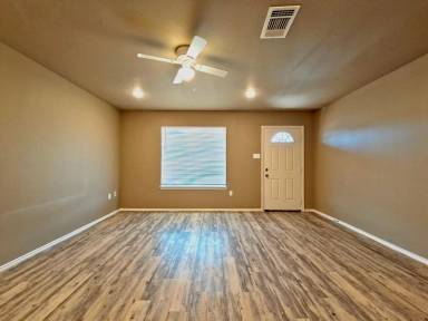 Main picture of 2221 E Main St