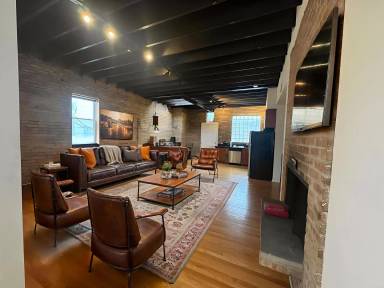 Main picture of 916 W Belmont Ave