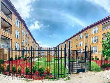 Main picture of 4622 S Lake Park Ave