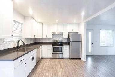 Main picture of 3111 E Clarendon Ave