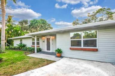 Main picture of 221 SE Tressler Dr