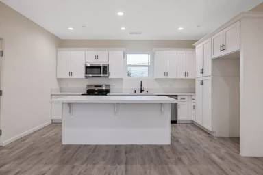 Main picture of 601 E 10th St