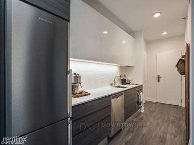 Main picture of 90 W Hubbard St