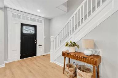 Main picture of 2312 Burton St