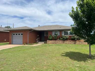 Main picture of 817 E Carroll Ln