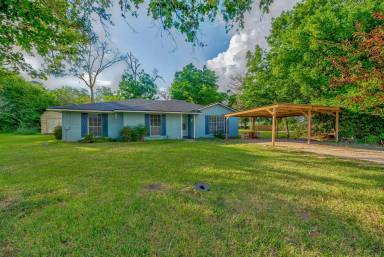 Main picture of 11 E Oakridge Dr