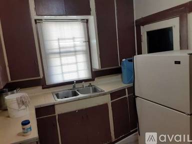 Main picture of 2117 S Maple St