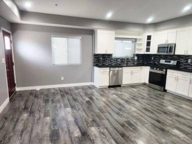 Main picture of 629 W 83rd St