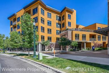 Main picture of 880 W River St