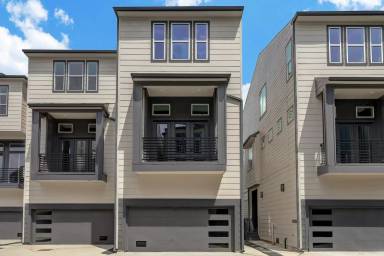 Main picture of 1535 W 24th St