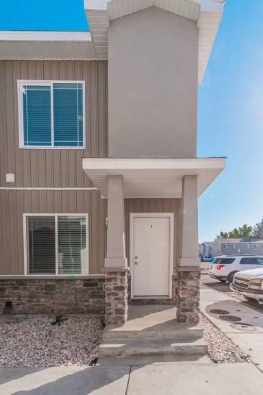 Main picture of 654 S Saturn Ave